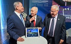 Prime Minister Benjamin Netanyahu, President Reuven Rivlin and former president Shimon Peres at the launch of a a new Israeli Innovation Center in Jaffa on July 21, 2016. (Yair Sagi/POOL)