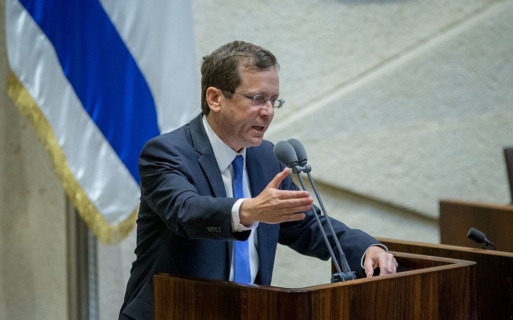 Opposition leader Isaac Herzog speaks in the Knesset during a special session marking anniversary of the death of right-wing Zionist leader Zeev Jabotinsky, on August 3, 2016. (Photo by Yonatan Sindel/Flash90)