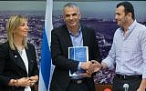 Finance Minister Moshe Kahlon (C) with Justice Ministry director-general Emi Palmor (L) and General Manager of the Finance Ministry, Shai Babad during a press conference regarding legalized gambling in Israel at the Finance Ministry office in Jerusalem on August 3, 2016. (Yonatan Sindel/Flash90)