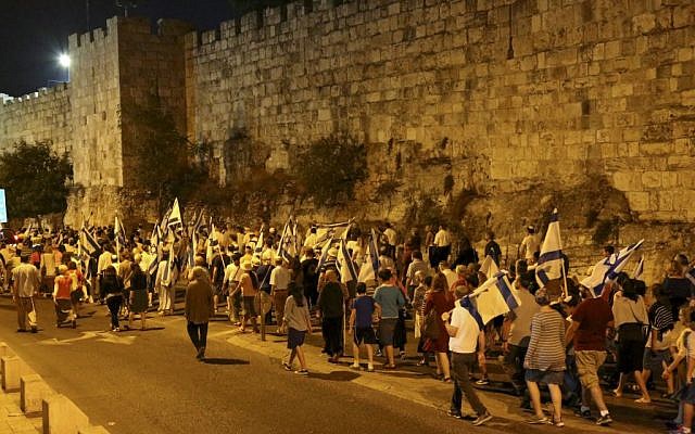 A Tisha B'av march organized by "Women in Green" around the walls of Jerusalem's Old City, calling for Israel to allow Jews on the Temple Mount, August 13, 2016. (Gershon Elinson/Flash90)