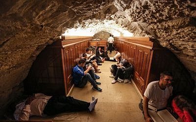 Tisha B'Av prayers at the Wall Western tunnels in the Old City of Jerusalem, August 13, 2016. (Yaakov Lederman/Flash90)