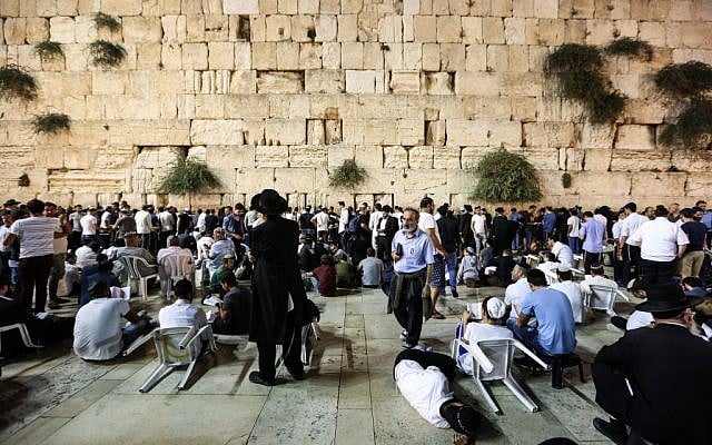 Tisha B'Av prayers at the Western Wall in the Old City of Jerusalem, August 13, 2016. (Yaakov Lederman/Flash90) Tisha B'Av prayers at the Western Wall in the Old City of Jerusalem, August 13, 2016. (Yaakov Lederman/Flash90)
