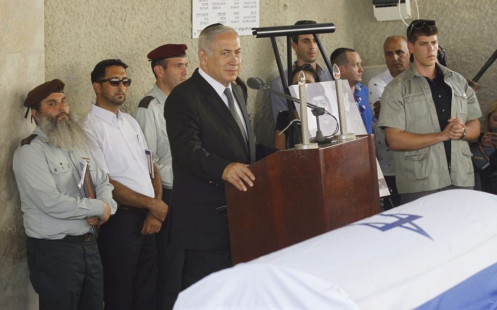 Prime Minister Benjamin Netanyahu speaks at the funeral of former minister Binyamin Ben-Eliezer at the cemetery in Holon, on August 30, 2016 (Miriam Alster/Flash90)
