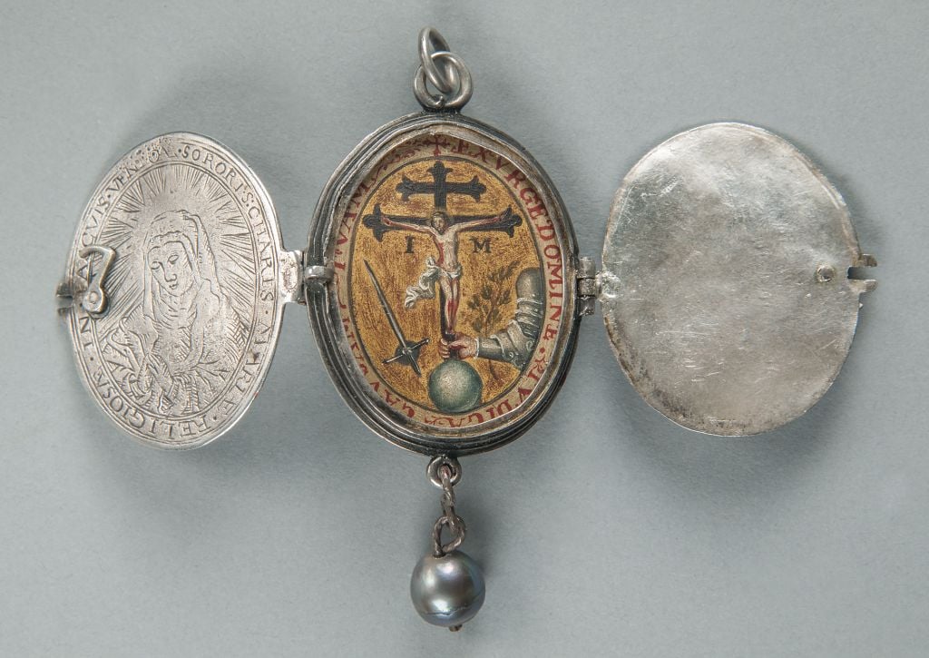 Locket with Inquisition emblem, Mexico, seventeenth century, Unidentified artist; Silver, gold, and oil on copper. (Courtesy) Locket with Inquisition emblem, Mexico, seventeenth century, Unidentified artist; Silver, gold, and oil on copper. (Courtesy)