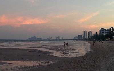 Hua Hin beach, Thailand. (CC BY-SA Kroisenbrunner, Wikipedia Commons)