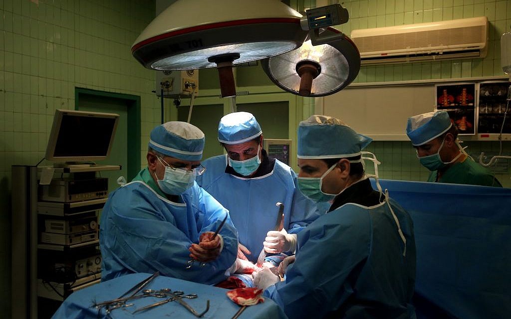 Illustrative image: Doctors remove a kidney from a patient at Modarres Hospital in Tehran, Iran, July 2, 2016. (AP/Ebrahim Noroozi) Illustrative image: Doctors remove a kidney from a patient at Modarres Hospital in Tehran, Iran, July 2, 2016. (AP/Ebrahim Noroozi)