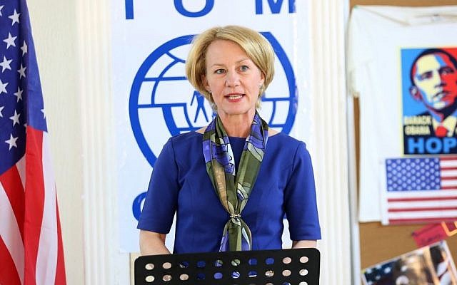 US Ambassador to Jordan Alice Wells addresses three Syrian families ahead of their departure to the United States, August 28, 2016 (AP Photo/Raad Adayleh)