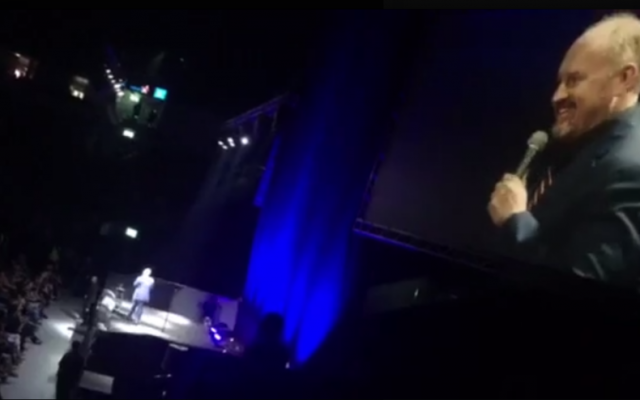 Louis C.K. on stage at the Pais Arena in Jerusalem, August 18, 2016 (Facebook)