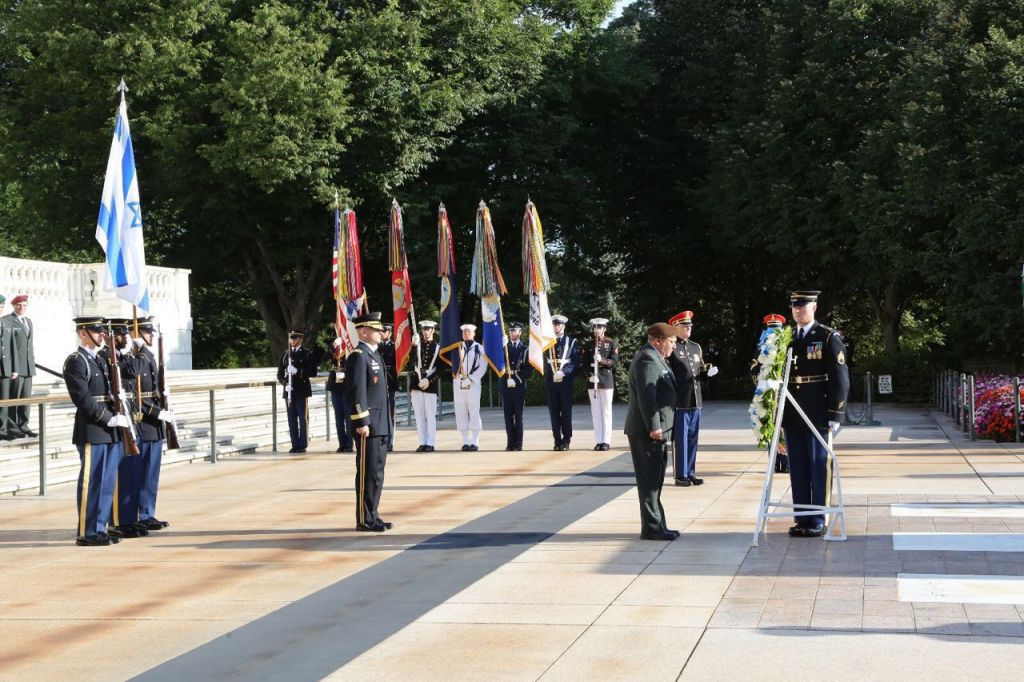 Chairman of the US Joint Chiefs of Staff Joseph Dunford and IDF Chief of Staff Gadi Eisenkot take part in an honor guard ceremony outside the Pentagon on August 4, 2016. (IDF Spokesperson's Unit) Chairman of the US Joint Chiefs of Staff Joseph Dunford and IDF Chief of Staff Gadi Eisenkot take part in an honor guard ceremony outside the Pentagon on August 4, 2016. (IDF Spokesperson's Unit)