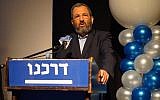 Former prime minister Ehud Barak speaks at a conference for the Darkenu organization in Rishon Lezion on August 17, 2016. (Neri Lider)