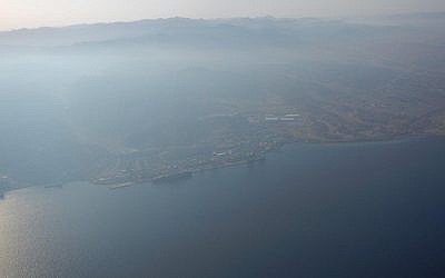 An aerial view of the top of the Gulf of Aqaba in the morning of August 24, 2016, one day after a burst pipe in Aqaba leaked approximately 200 tons of crude oil into the Red Sea. (courtesy Eli Warburg/Environmental Protection Ministry)
