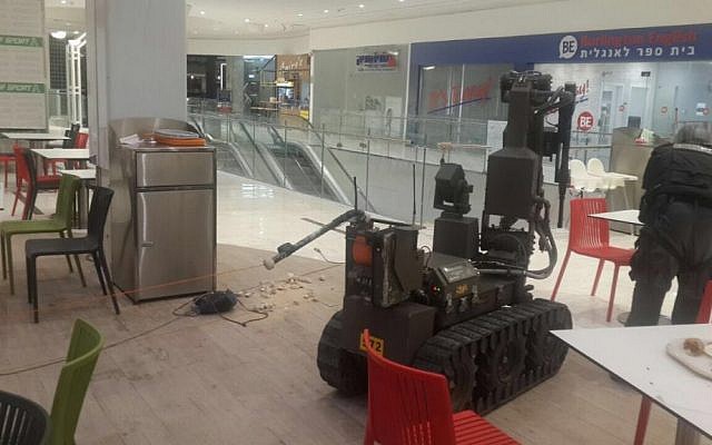 A police sapper robot investigating a suspicious bag in the Beersheba central mall, August 25, 2016. (Isreal Police)