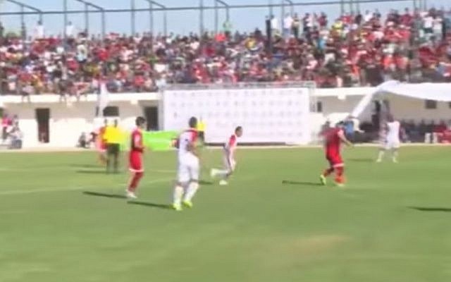 Ahli al-Khalil defeats Shabab Khan Younis 1-0 in Gaza in the first leg of the Palestine Cup 2016 (Screen capture: Youtube) Ahli al-Khalil defeats Shabab Khan Younis 1-0 in Gaza in the first leg of the Palestine Cup 2016 (Screen capture: Youtube)
