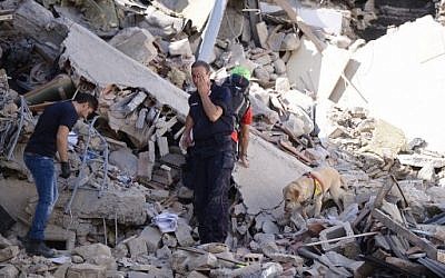Rescuers and firemen inspect the rubble of buildings  in Amatrice on August 24, 2016 after a powerful earthquake rocked central Italy. AFP PHOTO / FILIPPO MONTEFORTE