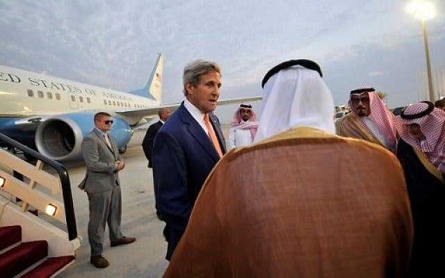 US Secretary of State John Kerry (C) is greeted upon his arrival at King Abdulaziz International Airport in Jeddah, on August 24, 2016. AFP / STRINGER / Saudi Arabia US Secretary of State John Kerry (C) is greeted upon his arrival at King Abdulaziz International Airport in Jeddah, on August 24, 2016. AFP / STRINGER / Saudi Arabia
