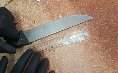 A knife carried by a Palestinian woman arrested at the Qalandiya checkpoint in the West Bank on August 27, 2016 (Israel Police)