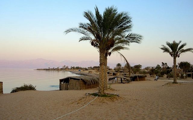 ILLUSTRATIVE - Simple straw huts at Big Dune Beach camp in Dahab, Taba, on the Sinai Peninsula (Melanie Lidman/Times of Israel)