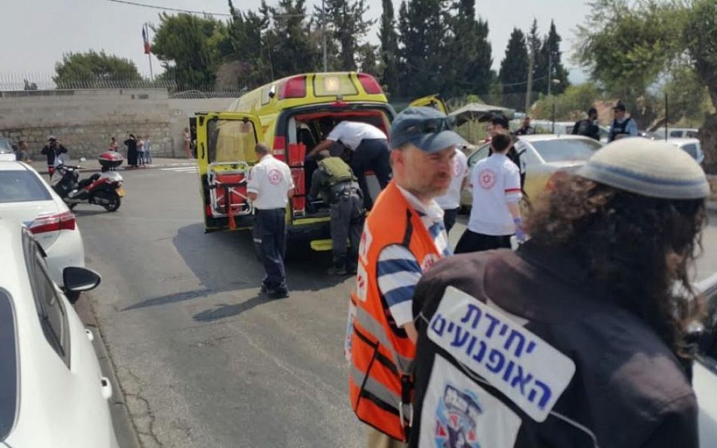 Rescue personnel attend the scene of a stabbing attack in the A-Tur neighborhood of East Jerusalem on August 11, 2016 (United Hatzalah) Rescue personnel attend the scene of a stabbing attack in the A-Tur neighborhood of East Jerusalem on August 11, 2016 (United Hatzalah)