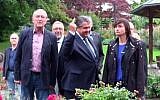Germany's Vice-Chancellor Sigmar Gabriel showing the middle finger to a group of far-right protesters, August 12, 2016. (Screen capture: YouTube)
