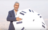Kamel Badawi demonstrates his solar umbrella, August 2016. (screen capture: YouTube)