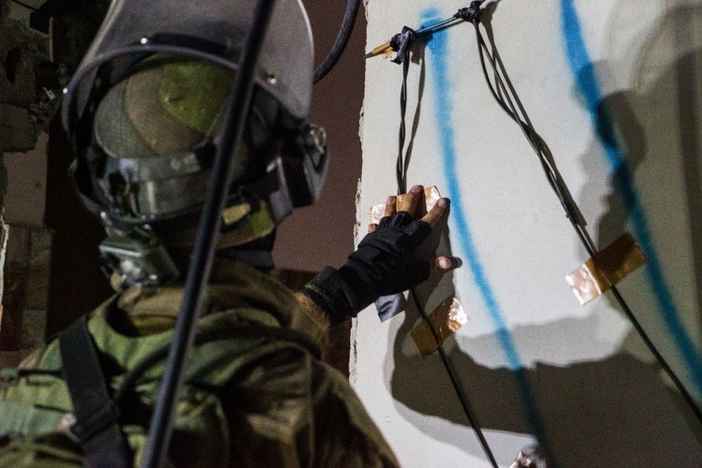 IDF troops place explosive charges on the home of Khalid Muhamra, a terrorist who carried out a deadly shooting attack in Tel Aviv's Sarona Market, before detonating the building on August 4, 2016. (IDF Spokesperson's Unit) IDF troops place explosive charges on the home of Khalid Muhamra, a terrorist who carried out a deadly shooting attack in Tel Aviv's Sarona Market, before detonating the building on August 4, 2016. (IDF Spokesperson's Unit)