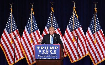 Republican presidential nominee Donald Trump unveils his 10-point plan to crack down on illegal immigration during a campaigm event inside the Phoenix Convention Center on August 31, 2016 in Phoenix, Arizona (AFP PHOTO / Digital / DAVID CRUZ)