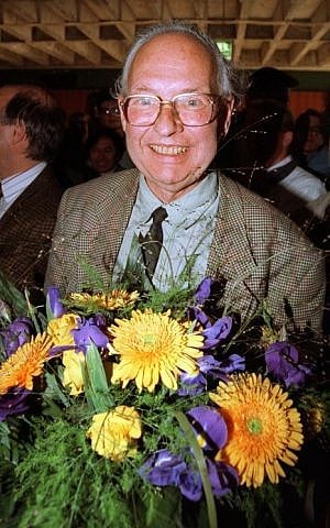 A picture taken on October 11, 1994 in Bonn, western Germany, shows German economist Reinhard Selten smiling as he holds flowers he received after it was announced that he was co-winner of the Nobel Prize in Economics. (AFP PHOTO/dpa/Stephan Jansen)