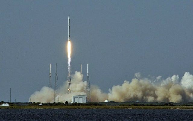 This file photo taken on April 06, 2016 shows Space X's Falcon 9 rocket lifting off with an unmanned Dragon cargo craft from the launch platform in Cape Canaveral, Florida. (Bruce Weaver/AFP Photo/AFP)