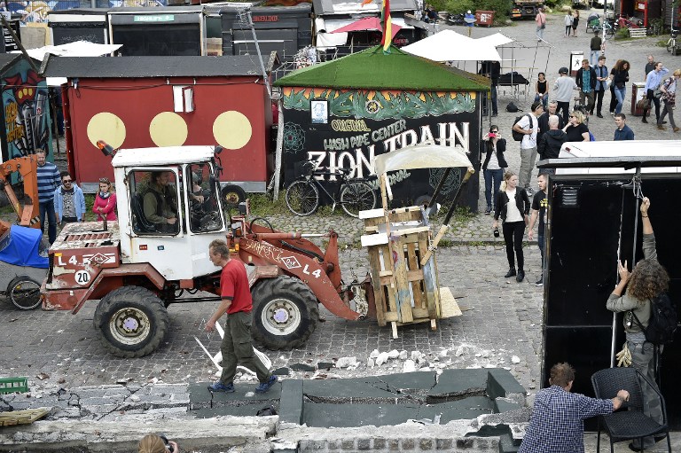 Residents clean the area in the Freetown Christiania neighborhood of Copenhagen, on September 2, 2016. (Scanpix Denmark /Uffe Weng /AFP) Residents clean the area in the Freetown Christiania neighborhood of Copenhagen, on September 2, 2016. (Scanpix Denmark /Uffe Weng /AFP)