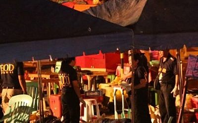 Police investigators collect evidence at the site of an explosion at a night market in Davao City, in southern island of Mindanao, on September 2, 2016. (AFP PHOTO/MANMAN DEJETO)