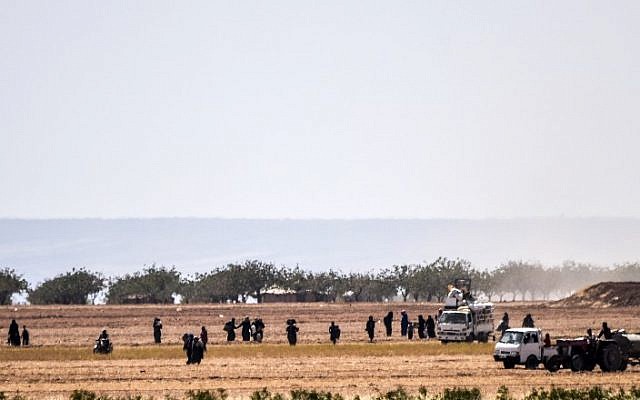Syrian people flee clashes between Turkish soldiers and Islamic State group fighters, 20 km west of the Turkish-Syrian border town of Karkamis, in the southern region of Gaziantep, on September 3, 2016. (AFP PHOTO/BULENT KILIC) Syrian people flee clashes between Turkish soldiers and Islamic State group fighters, 20 km west of the Turkish-Syrian border town of Karkamis, in the southern region of Gaziantep, on September 3, 2016. (AFP PHOTO/BULENT KILIC)