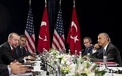 US President Barack Obama, right, and Turkish President Recep Tayyip Erdogan hold a meeting on the sidelines of the G20 Summit in Hangzhou on September 4, 2016. (AFP/SAUL LOEB)