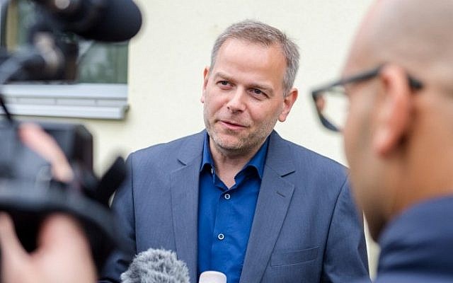 Top candidate of the populist right party Alternative for Germany (AfD), Leif-Erik Holm, talks to the media during the regional elections in Barner Stueck, near Klein Trebbow, Mecklenburg-Western Pomerania, eastern Germany, on September 4, 2016. (AFP PHOTO / dpa / Daniel Bockwoldt) Top candidate of the populist right party Alternative for Germany (AfD), Leif-Erik Holm, talks to the media during the regional elections in Barner Stueck, near Klein Trebbow, Mecklenburg-Western Pomerania, eastern Germany, on September 4, 2016. (AFP PHOTO / dpa / Daniel Bockwoldt)