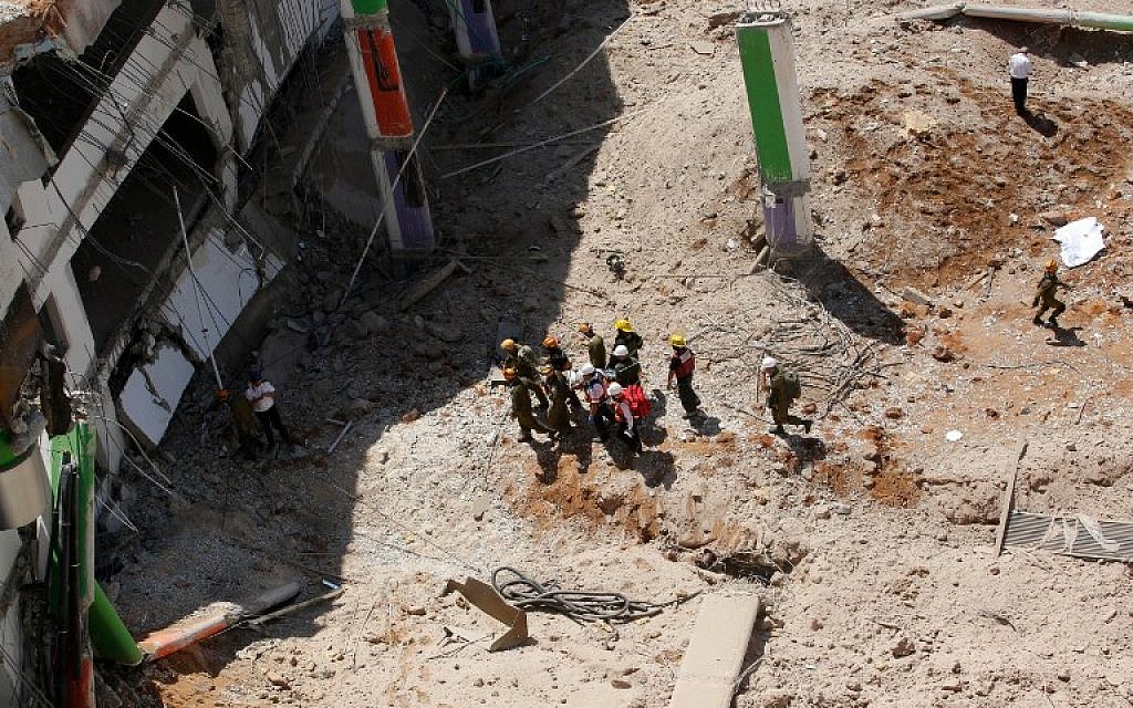 Israeli medics and emergency units carry a wounded person away on a stretcher from a construction site after an underground car park collapsed on September 5, 2016 in Tel Aviv (AFP PHOTO / GIL COHEN-MAGEN)