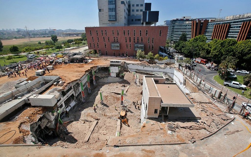 Israeli medics and emergency units work at a construction site where an underground car park collapsed on September 5, 2016 in the Ramat Hahayal neighborhood of Tel Aviv (AFP Photo/Gil Cohen-Magen)