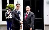 Dutch Prime Minister Mark Rutte (L) shakes hands with his Israeli counterpart Benjamin Netanyahu in The Hague on September 6, 2016.  (AFP PHOTO/ANP/Robin UTRECHT)