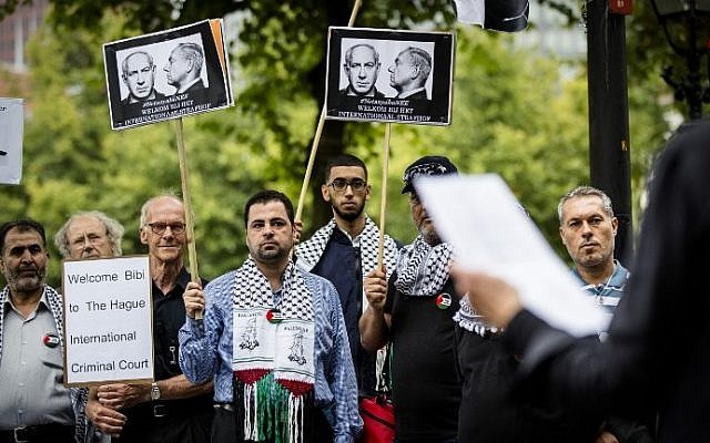 People demonstrate against the visit of Israel's Prime Minister Benjamin Netanyahu to the Netherlands in The Hague, on September 6, 2016. (AFP PHOTO / ANP / Bart Maat) People demonstrate against the visit of Israel's Prime Minister Benjamin Netanyahu to the Netherlands in The Hague, on September 6, 2016. (AFP PHOTO / ANP / Bart Maat)