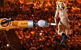 American snowboarder Amy Purdy dances with a robot at the September 7 opening ceremony of the 2016 Paralympics in Rio de Janeiro (Courtesy YASUYOSHI CHIBA / AFP)