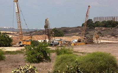 Cranes and other machinery are seen on the Israeli side of the border with Gaza Strip, on September 8, 2016. (AFP/Menahem Kahana) Cranes and other machinery are seen on the Israeli side of the border with Gaza Strip, on September 8, 2016. (AFP/Menahem Kahana)