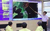 A South Korean official points to a map showing the epicenter seismic waves in North Korea, at the Korea Meteorological Administration in Seoul on September 9, 2016, following news of another nuclear test by North Korea. (AFP/Yonhap)