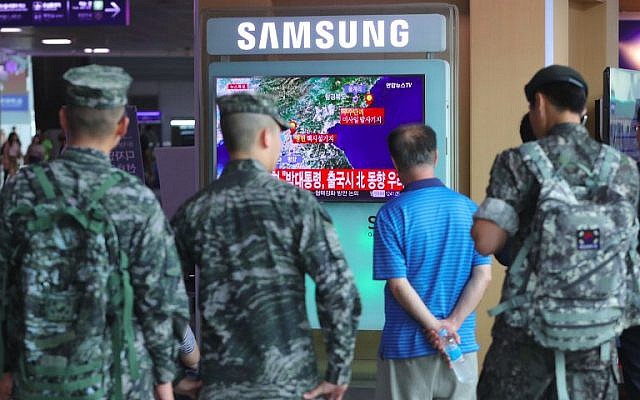 South Korean soldiers watch a television broadcast reporting on North Korea's latest nuclear test, at a railway station in Seoul on September 9, 2016.(AFP PHOTO / YONHAP / STR )