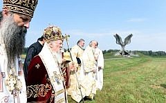 Ecumenical Patriarch Bartholomew I of Constantinople (2L), considered as the spiritual head of Constantinople Patriarchate's Orthodox Christians, is pictured near the Stone Flower monument for the victims of the Jasenovac concentration camp as he visits the site of the former camp in Jasenovac, Croatia on September 10, 2016. (AFP PHOTO / STR)