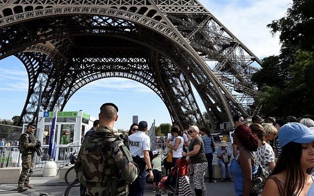 French soldiers patrol around the Eiffel Tower in Paris on September 10, 2016 (AFP/Miguel Medina)