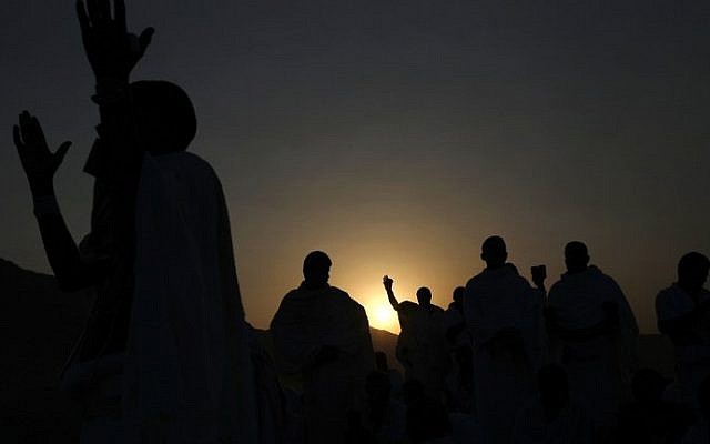 Muslim pilgrims join one of the Hajj rituals on Mount Arafat near Mecca early on September 11, 2016. (AFP PHOTO / AHMAD GHARABLI)