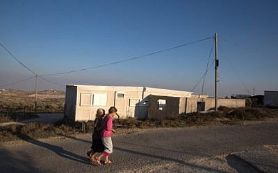 Israeli children from the West Bank settlement of Amona walk past their homes, September 7, 2016. (AFP Photo/Menahem Kahana)