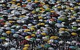 Muslim pilgrims gather to perform noon and afternoon prayers at Namira Mosque in Mount Arafat, southeast of the Saudi holy city of Mecca, on September 11, 2016. (AFP PHOTO / AHMAD GHARABLI)