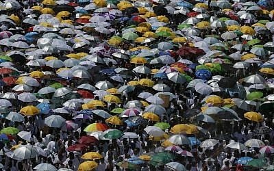 Muslim pilgrims gather to perform noon and afternoon prayers at Namira Mosque in Mount Arafat, southeast of the Saudi holy city of Mecca, on September 11, 2016. (AFP PHOTO / AHMAD GHARABLI)