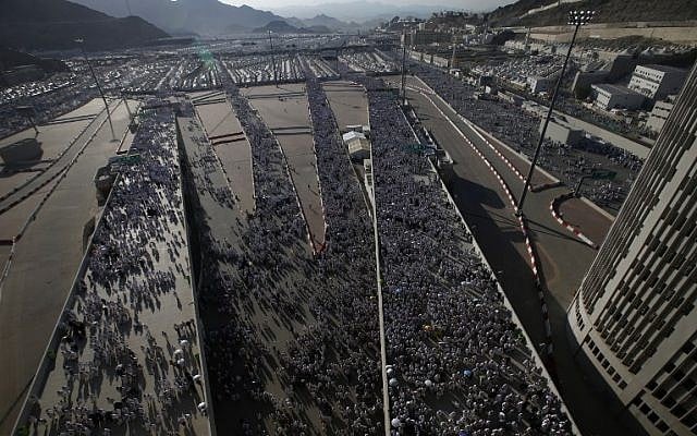 Muslim pilgrims arrive to throw pebbles at pillars during the "Jamarat" ritual, the stoning of Satan, in Mina near the holy city of Mecca, on September 12, 2016.(AFP PHOTO / AHMAD GHARABLI)