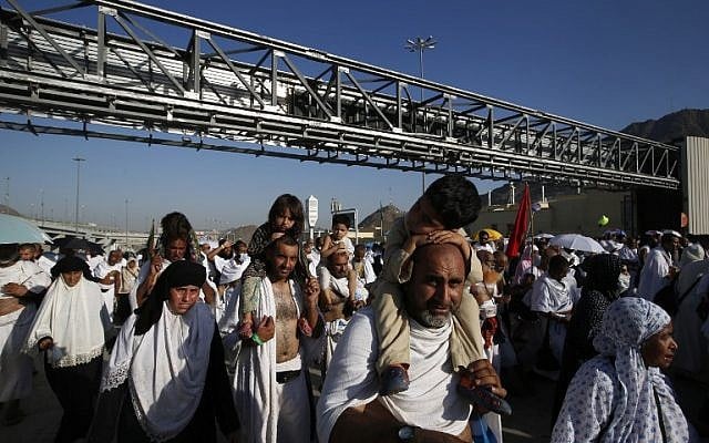 Muslim pilgrims arrive to throw pebbles at pillars during the "Jamarat" ritual, the stoning of Satan, in Mina near the holy city of Mecca, on September 12, 2016.(AFP PHOTO / AHMAD GHARABLI)