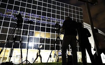 Journalists gather outside the Sheba Medical Centre at Tel HaShomer near the coastal city of Tel Aviv on September 13, 2016. (AFP PHOTO / Jack GUEZ)